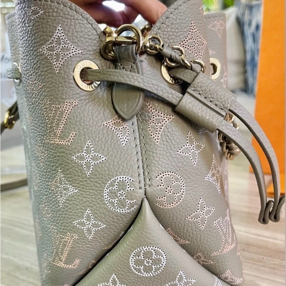 Louis Vuitton Mahina Bella Grey - Picture 7 of 14